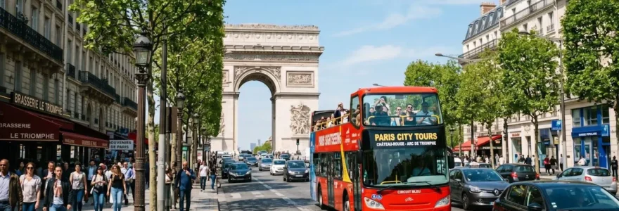 Bus touristique à toit ouvert à deux étages circulant sur l'avenue des Champs-Élysées avec l'Arc de Triomphe en arrière-plan par une journée ensoleillée