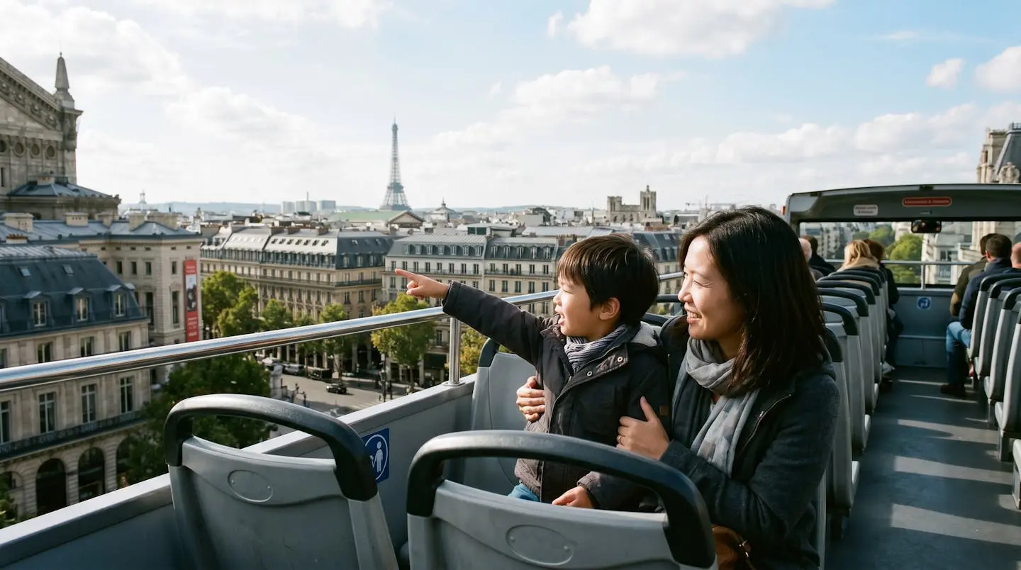 Parent et enfant assis côte à côte sur le niveau supérieur d'un bus touristique, l'enfant pointant du doigt un monument au loin, moment d'échange authentique
